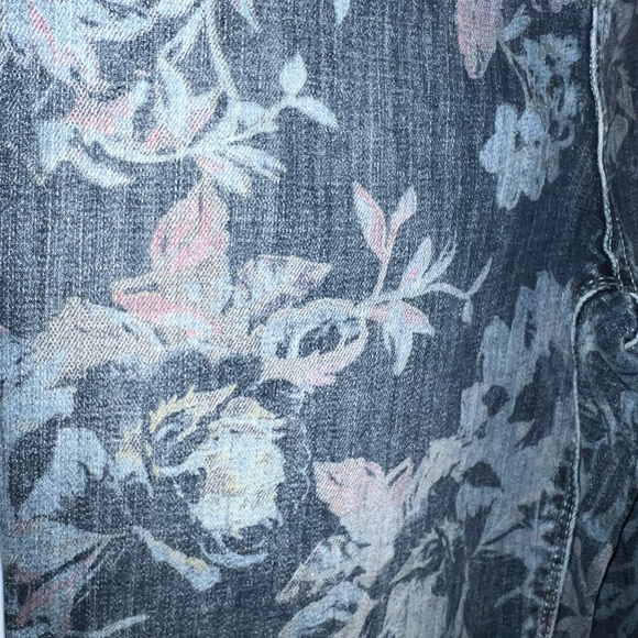 Beautiful pattern, NWT jeans - Picture 2 of 4